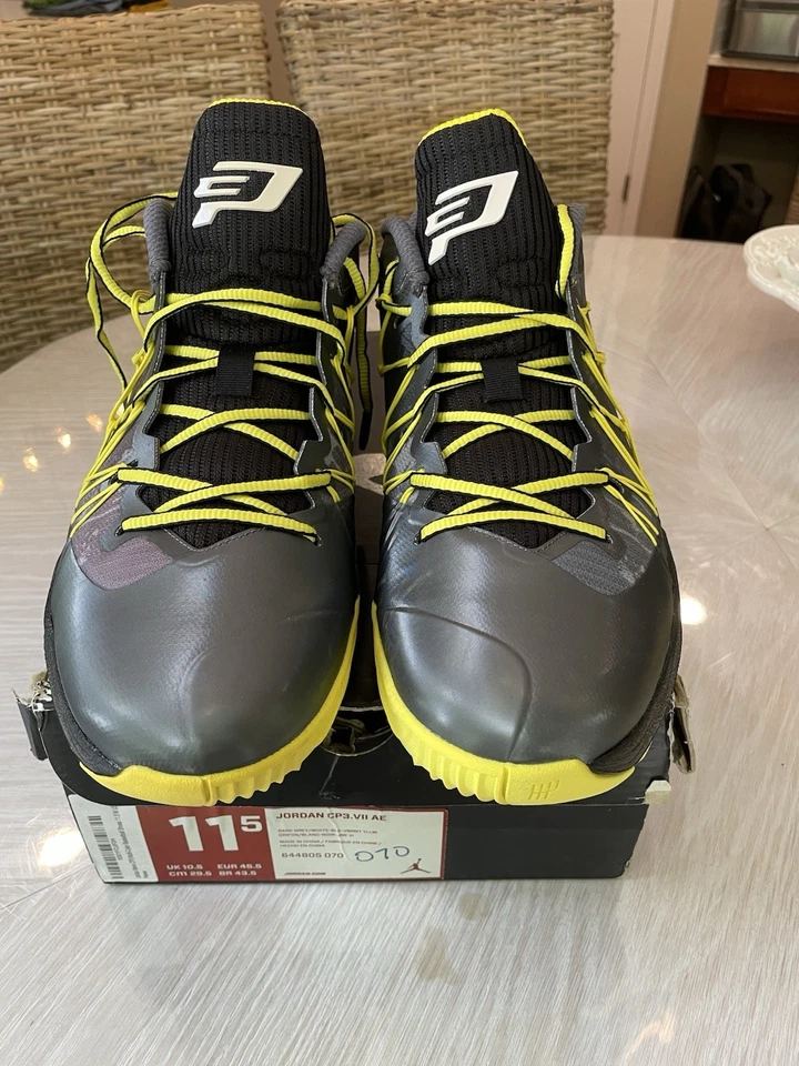 Jordan CP3.VII AE Gris Oscuro/Amarillo Vibrante Para Hombre 11.5 Nuevo con Caja Foto 1 de 4