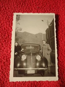 :PHOTO VINTAGE SNAPSHOT RENAULT JUVA 4 HOMMES MAN CADRAGE - Photo 1/1