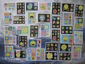 JUEGO DE 44 PEGATINAS SONRISAS ESTUPIDAS TOPPS Edición de prueba Adam Bomb Parodia Emoji temprano 1989 - Imagen 1 de 3