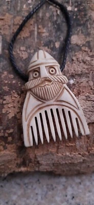 Peine barba vikingo en forma de guerrero en casco y runa T, mano única - talla Foto 1 de 4