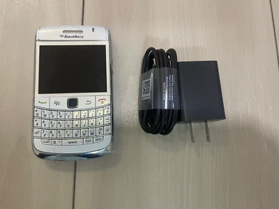 BlackBerry Bold 9700 - 256 MB - White (Unlocked) (CA) - Image 1 of 2