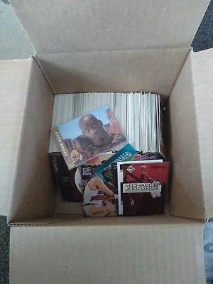 Caja misteriosa de baloncesto de los años 90 con troquelados, insertos, novatos, miembros del Salón de la Fama, 400 + Foto 1 de 2