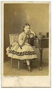 CDV 1861 Bayard & Bertall. Pauline Fournier. Elegantes Mädchen. Mode. - Bild 1 von 2