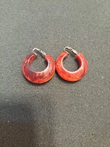 Orecchini a cerchio grossi clip in bachelite rosso vintage - Foto 1 di 4