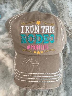 Gorra de béisbol bronceada con monograma I Run This Rodeo #Mom Life #mother day Foto 1 de 3