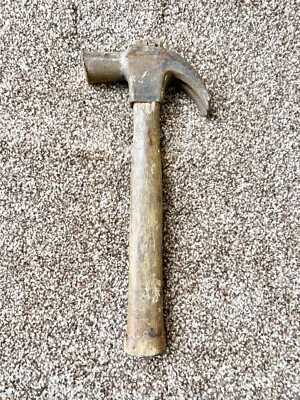 VINTAGE CLAW HAMMER HICKORY HANDLE DIY WOODWORK GARAGE TOOL - Image 1 of 4