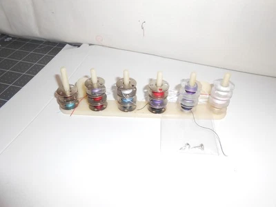 Lote de 18 bobinas vintage Singer Sewing 404 máquinas com suporte de plástico para segurar - Imagem 1 de 2