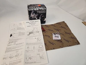 Daiwa SS750 Whisker Scatola Mulinello da Pesca, Documenti e Sacchetto di Panno NO MULINELLO! - Foto 1 di 18