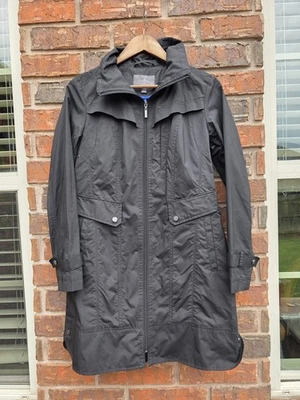 Chaqueta impermeable ligera Cole Haan Signature con lazo trasero empacable con capucha negra talla S Foto 1 de 4