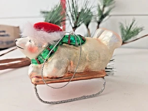 Weihnachtsschmuck Eisbär auf Schlitten mit rotem Filzhut, mundgeblasenes Glas - Bild 1 von 8