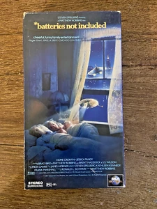 Batteries Not Included VHS 1988, 1996 MCA Release - Foto 1 di 3