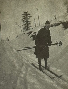 Portrait femme ski piste enneigée forêt arbres sports d'hiver années 1920 - Photo 1/3