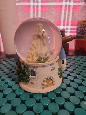 Ashton Drake "Rapunzel" Heroínas del Cuento de Hadas Bosque Globo de Agua Colección Foto 1 de 4