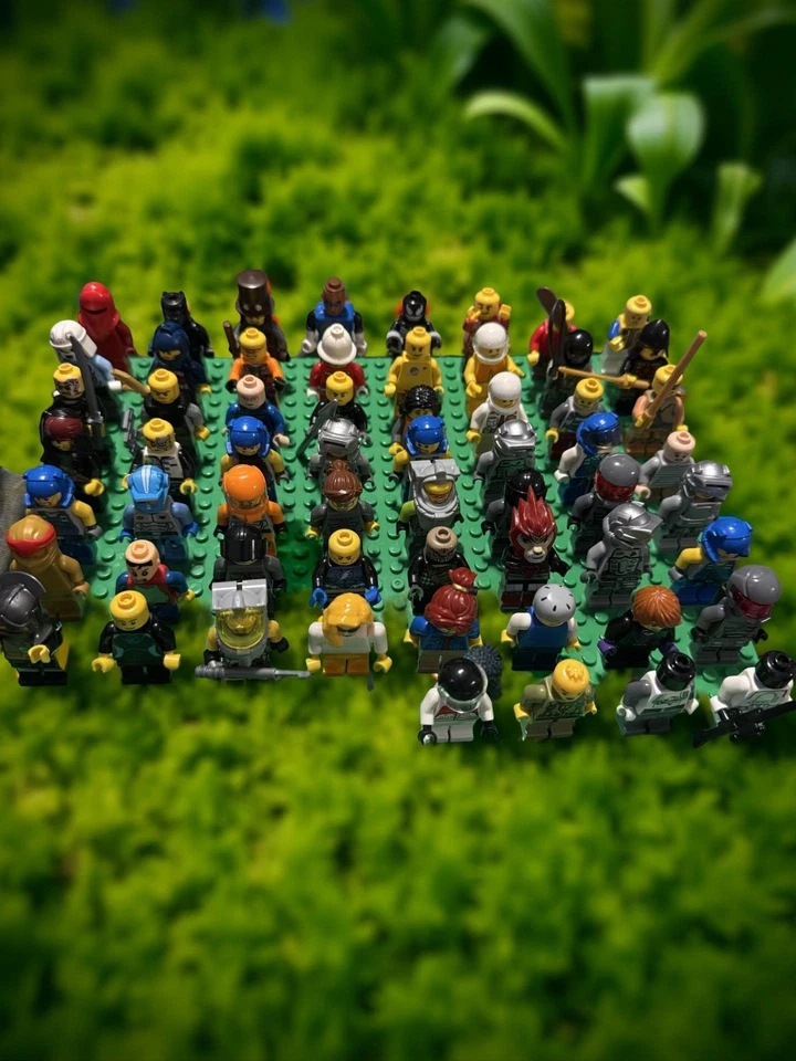 10  LOT LEGO MINIFIGURES - Image 1 of 1