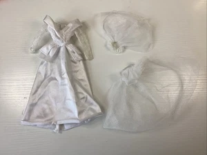 BARBIE BRAUTKLEID MIT 2 SCHLEIERN - GEBRAUCHT - Bild 1 von 8