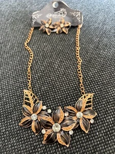 HALSKETTE UND OHRRINGE SET BLUMEN DAMENMODE ANHÄNGER GESCHENK - Bild 1 von 1