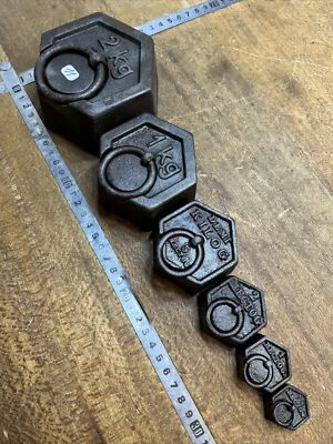 n° 11 Série de 6 anciens poids hexagonaux en fonte  balance roberval Outils Lot - Photo 1/4