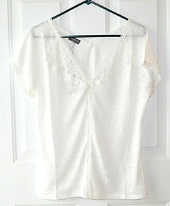 Essentials by Milano Size M Delicate White Short Sleeve V Neck Knit Top - Picture 1 of 6