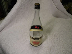 Große LEERE WEINFLASCHEN 1,5 LITER KLARGLAS MIT VERSCHRAUBTEN MEDAILLENDECKELN - Bild 1 von 3