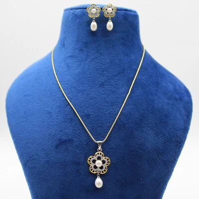 Conjunto de pingente de pérola e moissanita Hyderabadi água doce design floral com corrente - Imagem 1 de 4