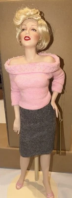 Franklin Mint Heirloom 19" muñeca de porcelana Marilyn Monroe rosa perla suéter niña Foto 1 de 4
