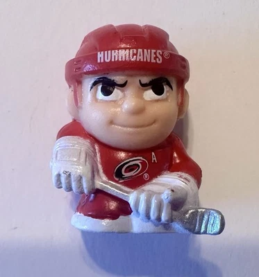 2025-26 NHL Teenymates Edición de Adviento Coleccionable Sebastian Aho Carolina Foto 1 de 4