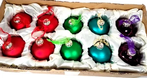 Caja de 10 adornos navideños Frontgate Holiday Collection rojo, verde, púrpura - Imagen 1 de 11