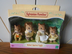 WALNUT SQUIRREL FAMILY flocked animal figures, outfits SYLVANIAN FAMILIES Epoch - Picture 1 of 2