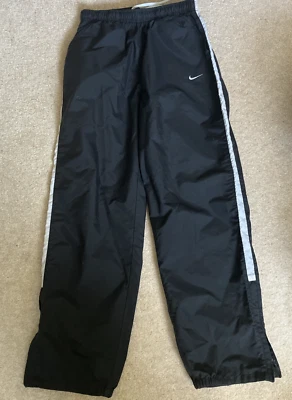 Pantalones de viento negros Nike para niños jóvenes con cremallera al tobillo jóvenes grandes 14-16 Foto 1 de 4