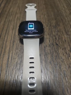 Reloj inteligente Fitbit Sense - FB512GLWT (blanco lunar/oro suave acero inoxidable) Foto 1 de 4