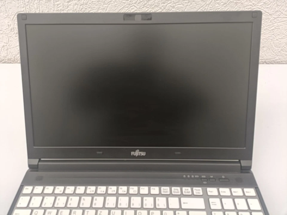 Fujitsu Lifebook E554 Notebook Laptop i3 8GB RAM 256GB SSD 15.6 FHD - Bild 1 von 4