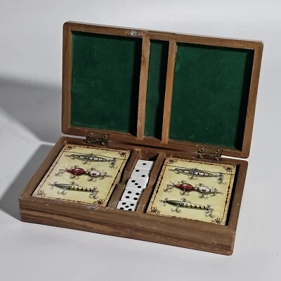 Señuelo de pesca Rivers Edge madera envejecida tallada caja de juego con cartas y dados Foto 1 de 4