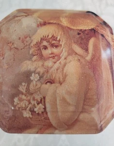 Kleine, quadratische 2 1/2 Zoll viktorianische Optik Dose mit Engeln, Blumen, Herz Design  - Bild 1 von 9