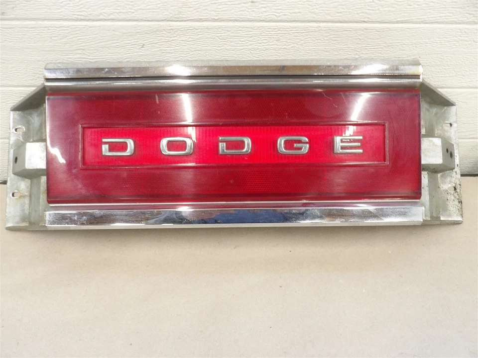PANEL DE LUZ TRASERA CROMADO DODGE DINASTÍA 1988-1993 CENTRO MERCADO DE EE. UU. PLACA DE IDENTIFICACIÓN Foto 1 de 4