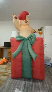 Riesiges aufblasbares Weihnachtsgeschenk mit Bär kommt heraus. - Bild 1 von 5
