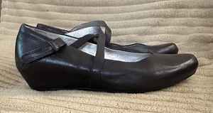 Tsubo brown leather wedge size US 8.5 with criss crossed strap - Picture 1 of 7
