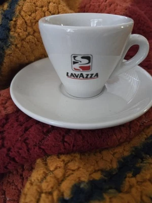 Taza de chupito Lavazza con platillo nueva sin patatas fritas. Foto 1 de 4