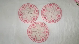 3 Vintage 6" 3D Rosa Weiß Blumen Baumwolle Handgehäkelt Topflappen Deckchen - Bild 1 von 3