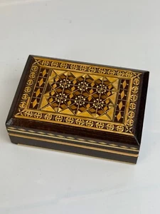 Small RUSSIAN HANDCRAFTED INLAID STRAW DECORATED BOX - Picture 1 of 3