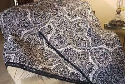 NUEVO Edredón/Cobertor Reversible Medallón Queen Negro, Blanco, Azul 102" x 88" Foto 1 de 4