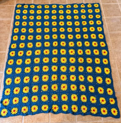 全新 手工钩针编织 58x73 英寸 XL 阿富汗扔大号床 黄色雏菊 蓝绿色 Sqs — 第 1/4 张图片