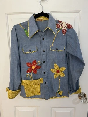 Camisa vintage años 70 chambray con aplique floral y ribete ric rac. Flores hippy. Foto 1 de 4