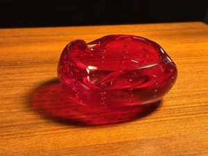 Cenicero de colección rojo rubí estilo Murano plato baratija mediados de siglo moderno - Imagen 1 de 5