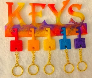 Porta llaves tiene 5 llaves 8”x5” cuelga en la pared para colgar las llaves en multicolores - Imagen 1 de 8