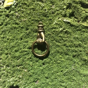 4 dijes de golpeador de puerta de tono bronce artesanía colgante de metal puño mano 1" pulgada - Imagen 1 de 2