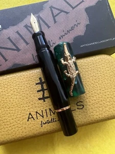 Pluma Estilográfica Delta Colección Animales Cocodrilo Esterlina + Oro 18 k Nuevo en Caja F - Imagen 1 de 23