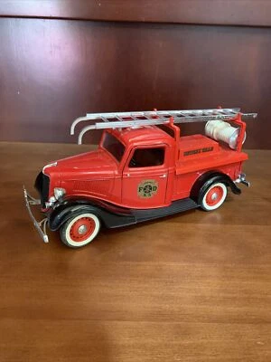 Solido Ford V-8 Beverly Hills Fire Truck 1:19 - Red - Image 1 of 4