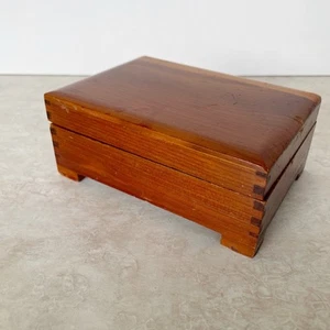 Vintage Dovetailed Wood Keepsake Box Hinged Lid Handmade Folk Art Wooden Box - Bild 1 von 9