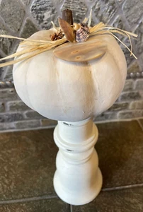 Pedestal de calabaza sintética estilo playa sobre madera Acción de Gracias otoño náutico - Imagen 1 de 6