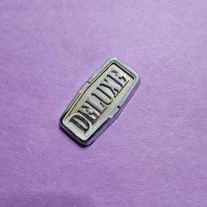 Bin37 Usado TOYOTA CORONA COROLLA DELUXE VINTAGE EMBLEMA INSIGNIA LOGOTIPO SÍMBOLO SIGNO - Imagen 1 de 3